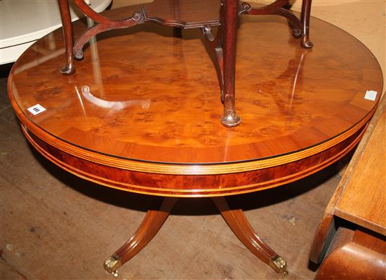 Circular yew wood drum table(-)